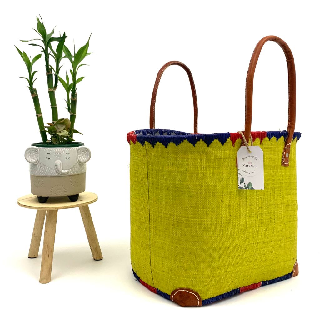 Green raffia basket in 3 different sizes, with inside pockets & leather handle.Handmade in Madagascar with love.