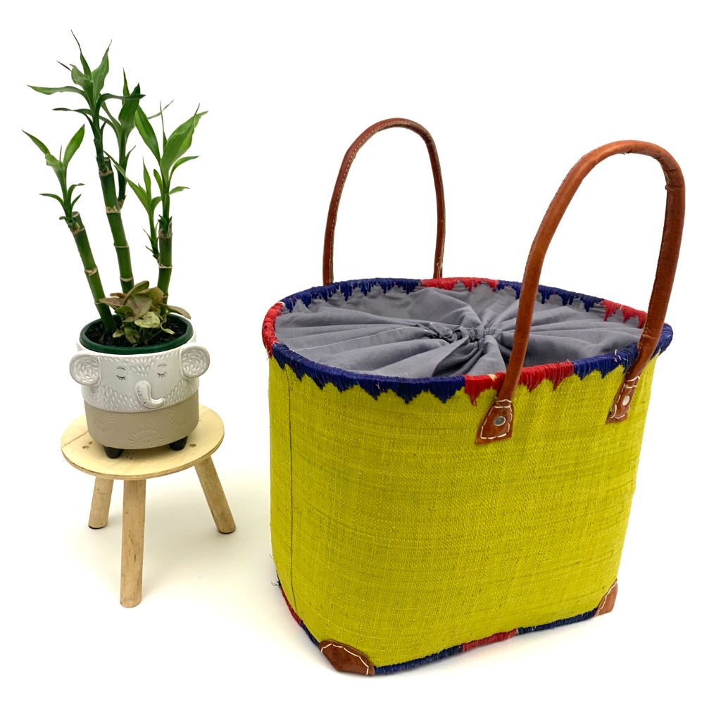Green raffia basket in 3 different sizes, with  inside pockets & leather handle.Handmade in Madagascar with love. 